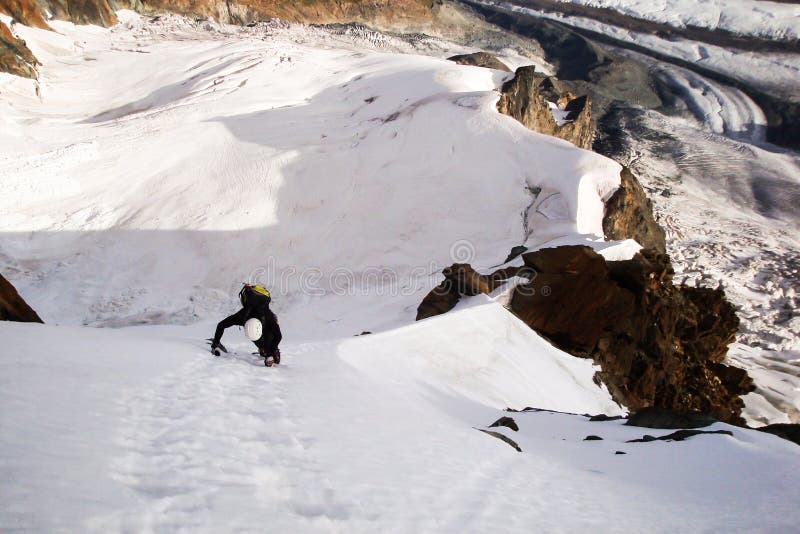Ascesa sola libera maschio dello scalatore di montagna di giovane Ridge sul fronte del nord di Breithorn nelle alpi svizzere fotografia stock Ascesa sola libera maschio dello scalatore di montagna di giovane Ridge sul fronte del nord di Breithorn nelle alpi svizzere fotografia stock