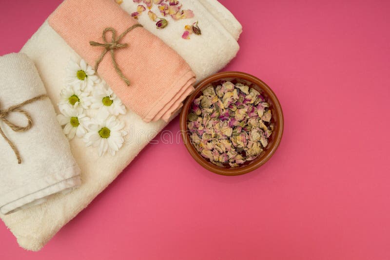 Asciugamani e fiori di lusso della stazione termale fotografia stock libera da diritti Asciugamani e fiori di lusso della stazione termale fotografia stock libera da diritti