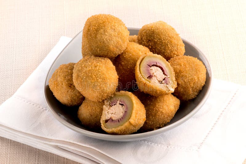 Ascolane verde-oliva, ou azeitonas enchidas fritadas foto de stock Ascolane verde-oliva, ou azeitonas enchidas fritadas foto de stock