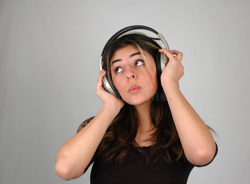 Ascoltando music-3. Donna che ascolta la musica