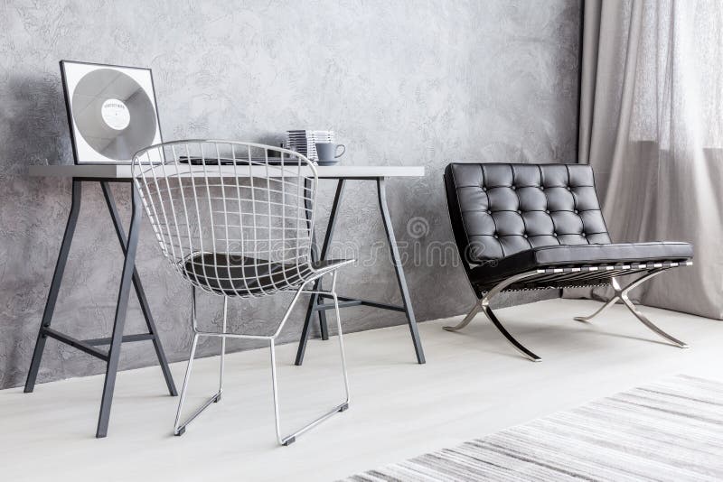 Ascétique mais décor élégant d'un apartment& moderne x27 ; coin de bureau de s photos libres de droits Ascétique mais décor élégant d'un apartment& moderne x27 ; coin de bureau de s photos libres de droits