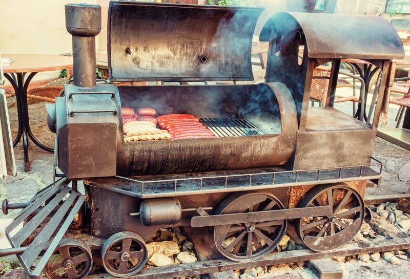Ase a la parilla la parrilla con la carne en forma de la locomotora de vapor vieja fotografía de archivo libre de regalías Ase a la parilla la parrilla con la carne en forma de la locomotora de vapor vieja fotografía de archivo libre de regalías