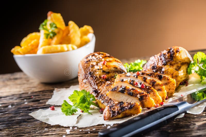 Ase a la parrilla las hierbas del perejil de la pimienta de la sal de la pechuga de pollo y la patata francesa fotos de archivo libres de regalías Ase a la parrilla las hierbas del perejil de la pimienta de la sal de la pechuga de pollo y la patata francesa fotos de archivo libres de regalías