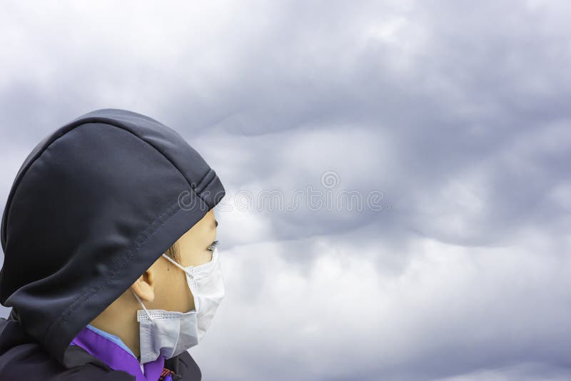 ASEAN-de Jongens dragen een masker om stof in Bangkok, Thailand te verhinderen royalty-vrije stock afbeelding ASEAN-de Jongens dragen een masker om stof in Bangkok, Thailand te verhinderen royalty-vrije stock afbeelding