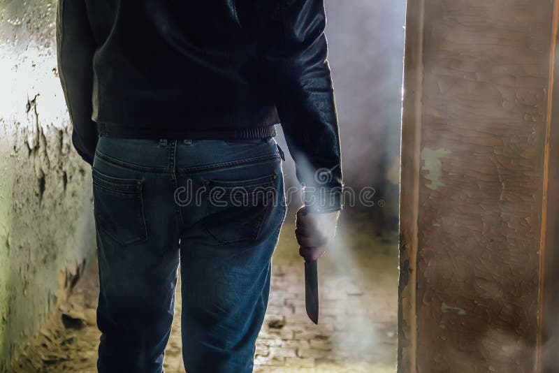 Asesino maniaco con el cuchillo a disposición, cierre para arriba imagen de archivo libre de regalías Asesino maniaco con el cuchillo a disposición, cierre para arriba imagen de archivo libre de regalías