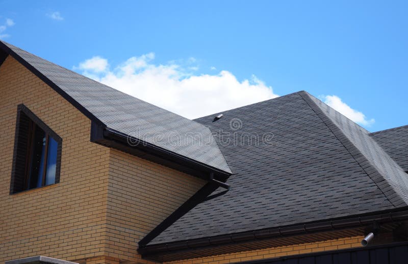 Asfaltowa gonciana dekarstwo budowa, naprawa Problemowi tereny dla domu asfaltu gontów Osaczają dekarstwo budowy Waterproofing obrazy royalty free Asfaltowa gonciana dekarstwo budowa, naprawa Problemowi tereny dla domu asfaltu gontów Osaczają dekarstwo budowy Waterproofing obrazy royalty free
