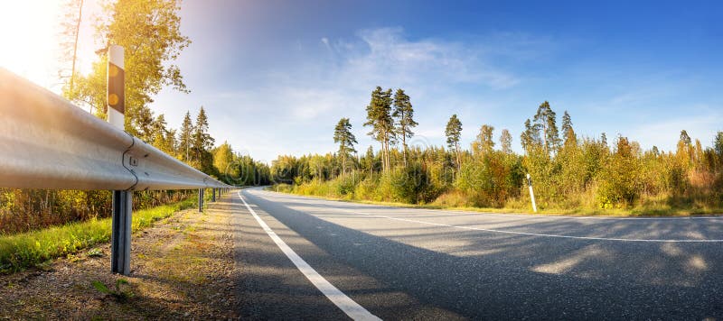 Asfaltpanorama på landsbygden under sommaren. arkivbild