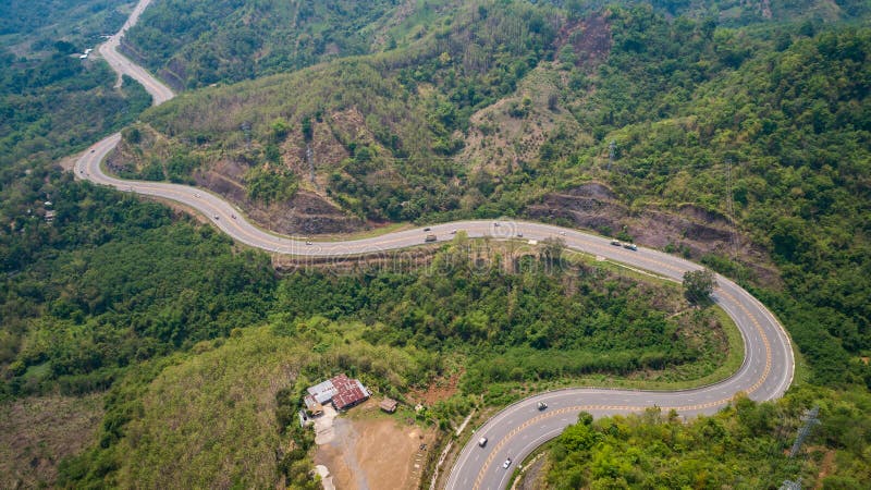 Asfaltväg på kullen i det Phetchabun landskapet, Thailand Aeria arkivfoton Asfaltväg på kullen i det Phetchabun landskapet, Thailand Aeria arkivfoton