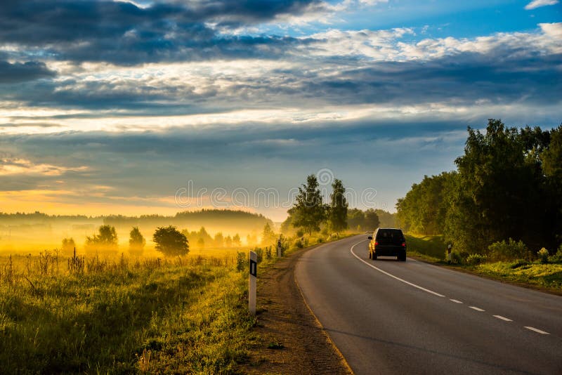 Asfaltweg en auto, Graafochtend royalty-vrije stock afbeeldingen Asfaltweg en auto, Graafochtend royalty-vrije stock afbeeldingen