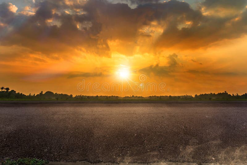 Asfaltweg en horizon van aardlandschap in zonsondergangdag op mening van lege straatachtergrond stock afbeelding Asfaltweg en horizon van aardlandschap in zonsondergangdag op mening van lege straatachtergrond stock afbeelding