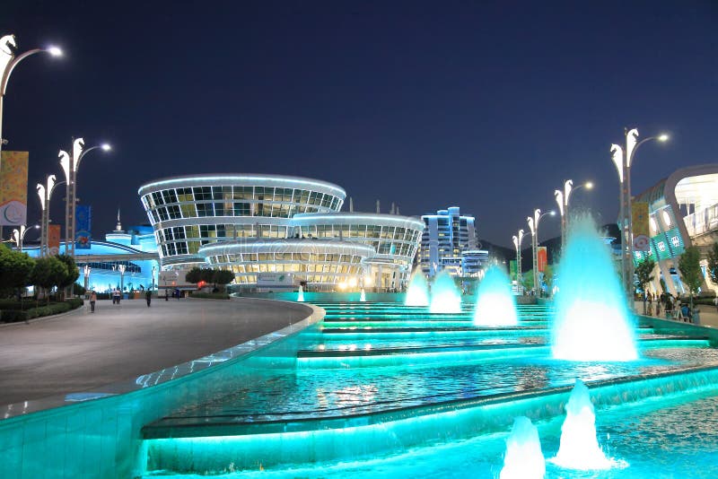 Asgabat, il Turkmenistan - 22 settembre 2017: Vista di notte del fotografia stock libera da diritti Asgabat, il Turkmenistan - 22 settembre 2017: Vista di notte del fotografia stock libera da diritti