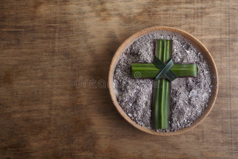 Ash woensdag, kruisbeeld gemaakt van as, stof als christelijke religie Lent begin