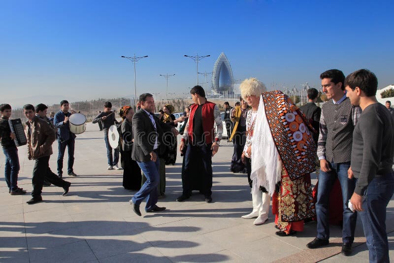Ashgabad, il Turkmenistan - 15 ottobre 2014 La sposa e lo sposo i fotografie stock Ashgabad, il Turkmenistan - 15 ottobre 2014 La sposa e lo sposo i fotografie stock