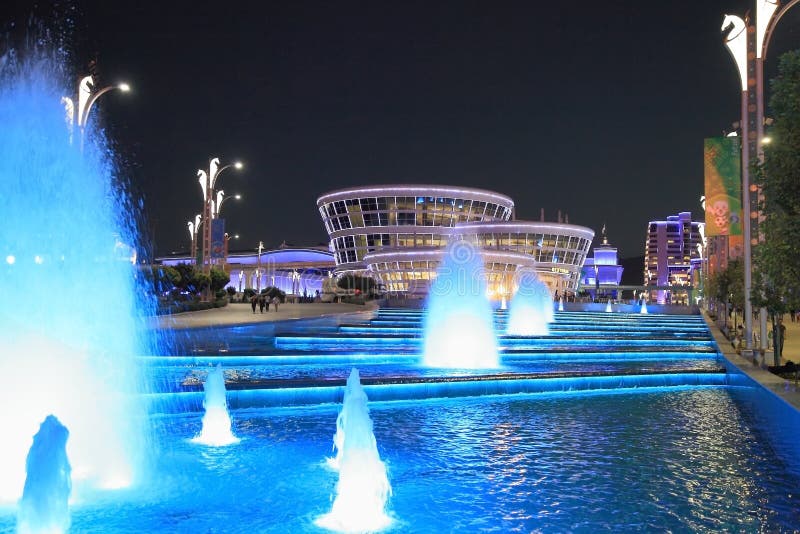 ASHGABAT, TURQUEMENISTÃO, o 25 de janeiro de 2017: Arquitetura moderna o imagens de stock ASHGABAT, TURQUEMENISTÃO, o 25 de janeiro de 2017: Arquitetura moderna o imagens de stock
