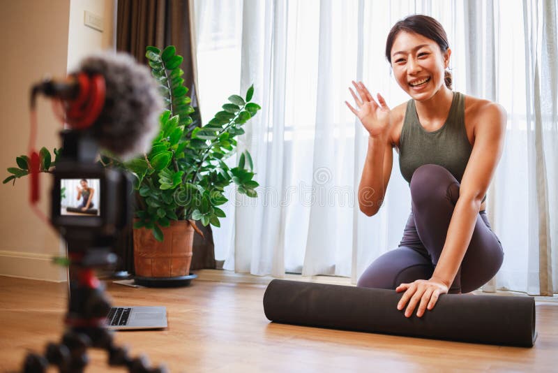 Mujer Profesora De Yoga Filmando Yoga Clase Online En Video Para Sociales Foto de archivo - Imagen de sportswear, vivo: 217333646