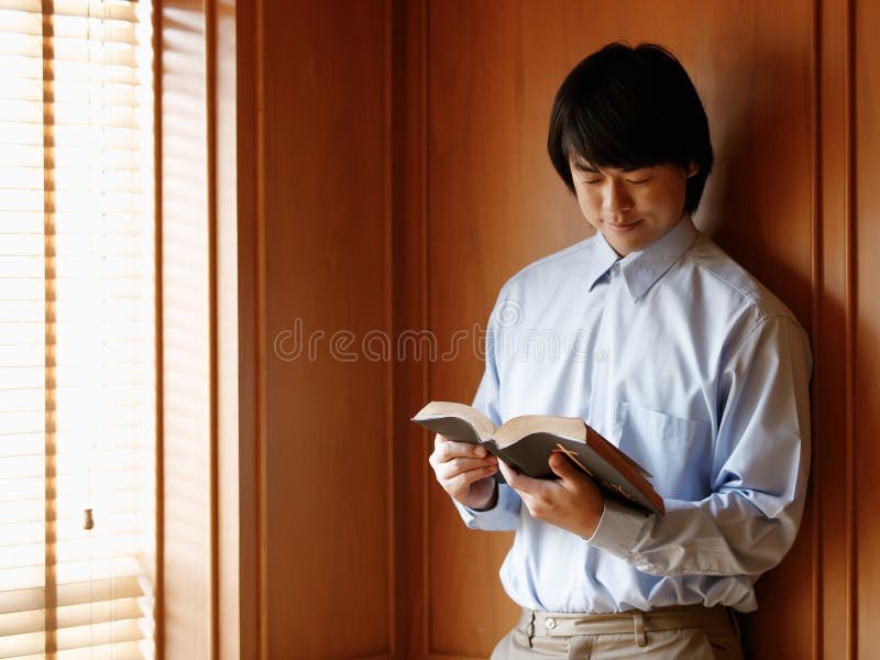 Asiático De Pie Leyendo Una Oración De La Biblia a Un Cristiano. Confesión De Pecados Y Bendición De Jesús En La Ventana De Fondo. Imagen de archivo - Imagen de ruegue, biblia: Asiático De Pie Leyendo Una Oración De La Biblia a Un Cristiano. Confesión De Pecados Y Bendición De Jesús En La Ventana De Fondo. Imagen de archivo - Imagen de ruegue, biblia: