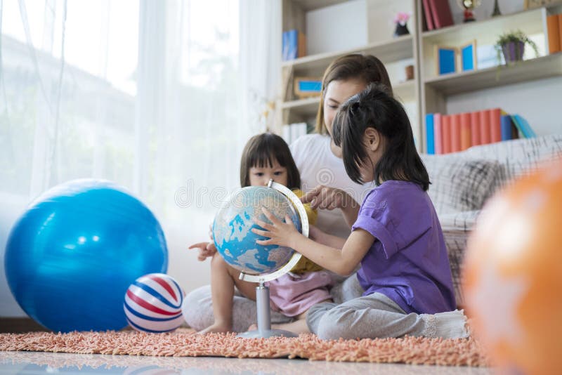 Asia ernst mädchen kinder berühren karte und neugierig beobachten stockfotos