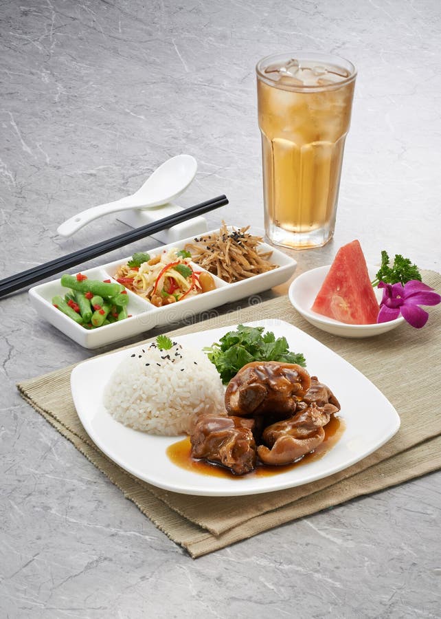 Asia Food Brazed meat in sauce garnerad med färsk parley royaltyfri foto