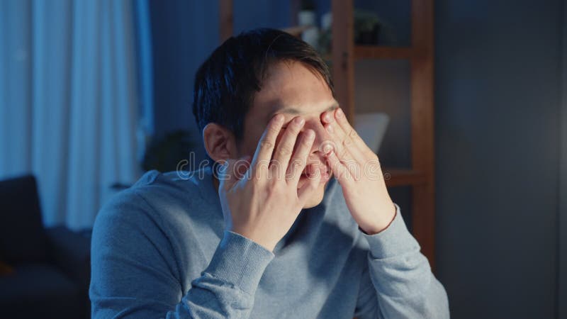 Asia hombre de negocios tomar un descanso duro trabajo sentirse cansado relajar los ojos después de centrarse mucho tiempo tipo de almacen de video