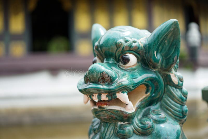 Asia pone verde a la criatura como el león - estatua del dragón, él el ojo grande del ` s, no. foto de archivo libre de regalías Asia pone verde a la criatura como el león - estatua del dragón, él el ojo grande del ` s, no. foto de archivo libre de regalías