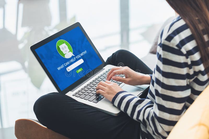 Asia vă întreabă funcția de chat bot în aplicația de pe ecranul laptopului, căutând un magazin online de asistență pentru clienți stock photography