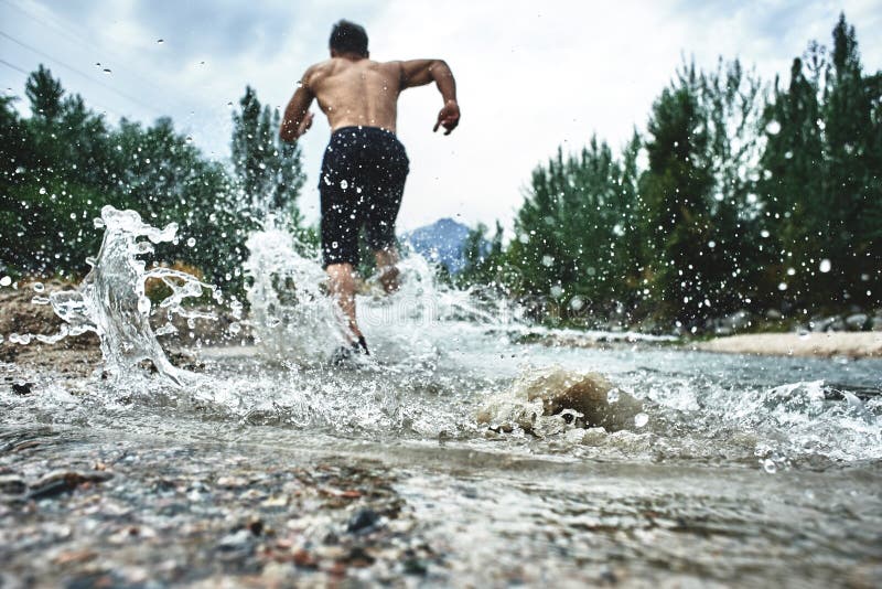 Running stone. Water Fight Water Burst Ball.