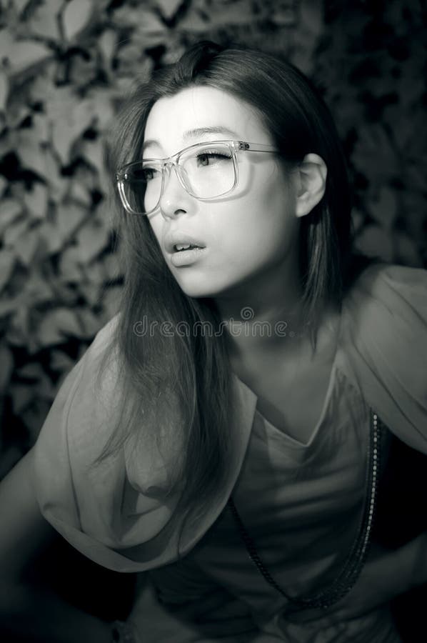 https://thumbs.dreamstime.com/b/asian-beauty-glamour-lady-infrared-photography-31976469.jpg