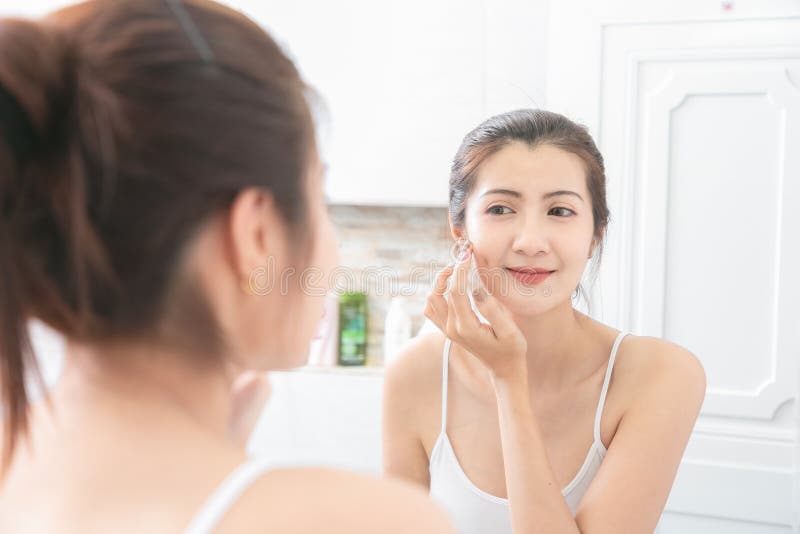 https://thumbs.dreamstime.com/b/asian-beauty-woman-apply-cream-her-face-bathroom-195097765.jpg
