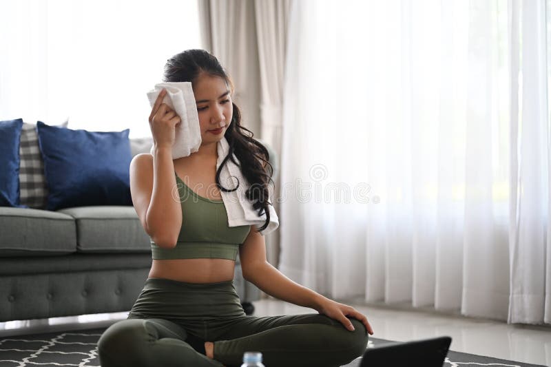 https://thumbs.dreamstime.com/b/asian-beauty-woman-sport-bra-wiping-sweat-towel-workout-asian-beauty-woman-sport-bra-wiping-sweat-towel-199367241.jpg