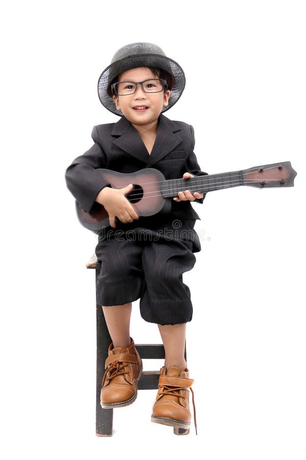 Мальчики пои. Азиат с гитарой. Статуэтка Азиат с гитарой. Мальчик гитарист картинка. Кукла из глины мальчик играющий на гитаре.