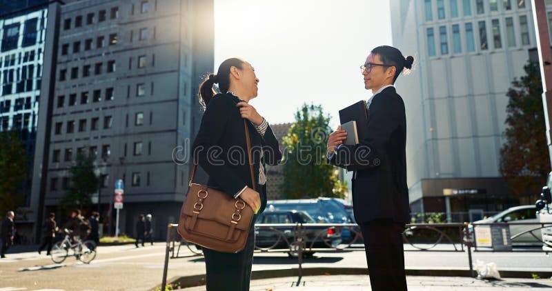 Oamenii de afaceri asiatici din oraș și se înclină pentru a saluta conversația cu călătorii și pentru a face naveta la locul de mu stock photo