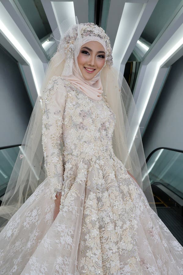 1/2 Sleeves Bridal Ball Gown Lace Beaded Custom Arabic Wedding Dress  SA20178 - China Wedding Gowns and Bridal Dresses price | Made-in-China.com