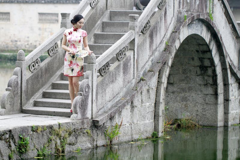 Asian Chinese woman in traditional cheongsam royalty free stock photography Asian Chinese woman in traditional cheongsam royalty free stock photography