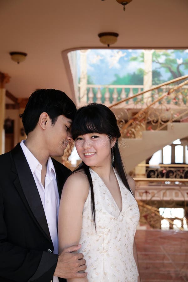 https://thumbs.dreamstime.com/b/asian-couple-indoor-29313107.jpg