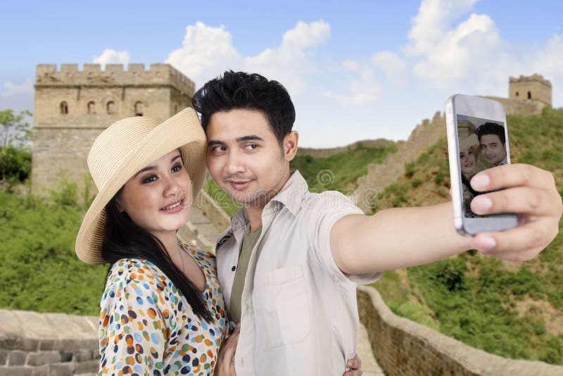 This Brazilian couple travels across the globe taking adorable wedding pics  - Hindustan Times