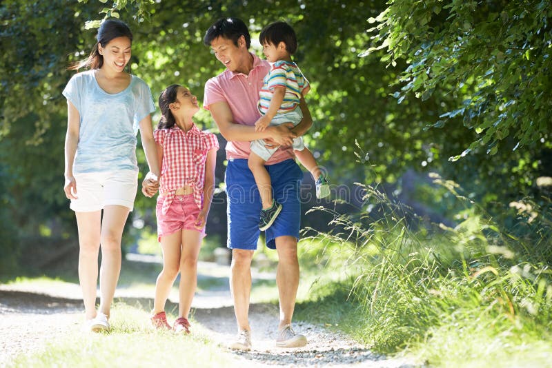 Asiatico Famiglia Di Godere A Piedi, In Campagna, Si Sorridevano.