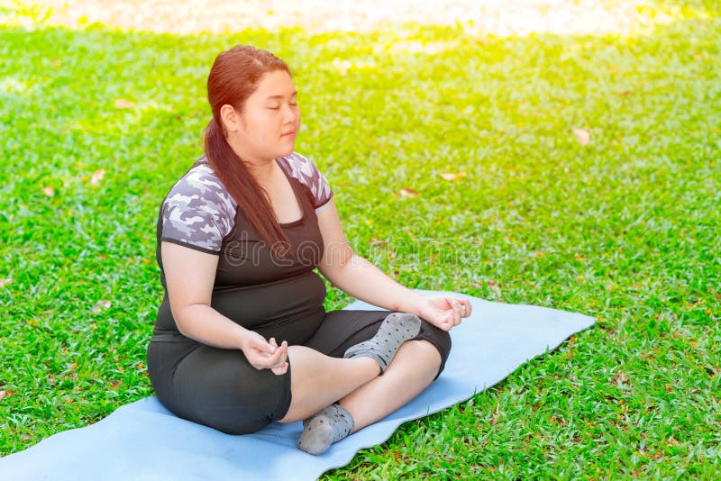 1.987 fotos de stock e banco de imagens de Plus Size Yoga Woman