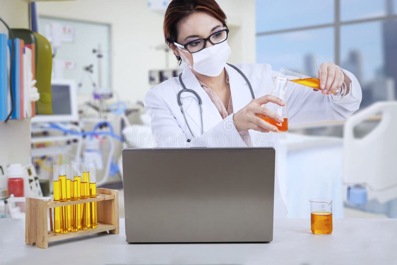 Asian female doctor analyse liquid at clinic royalty free stock photography Asian female doctor analyse liquid at clinic royalty free stock photography