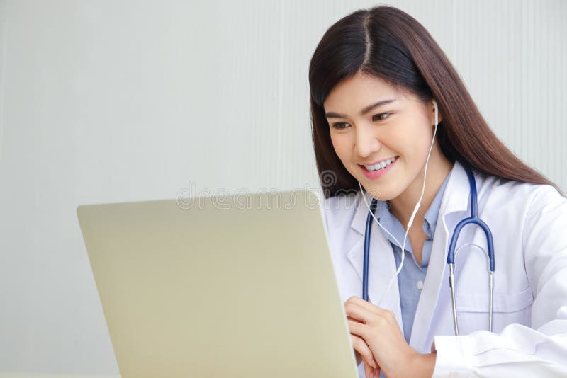 Ik zie je morgen keuken Vulkaan Online Doctor Concept Monitor Patient Health through a Black Smartphone  Connected To Communication Via Online Technology Stock Photo - Image of  mobile, clinic: 217778856