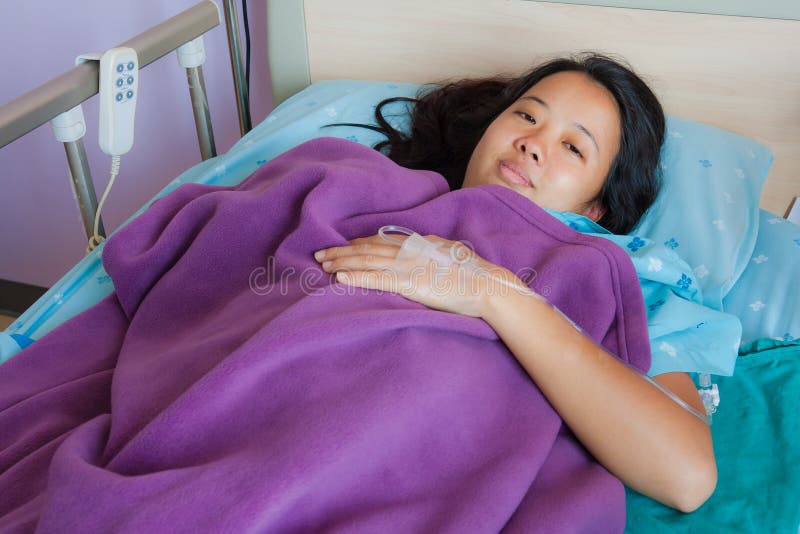 Asian female patient smile on bed royalty free stock photography Asian female patient smile on bed royalty free stock photography