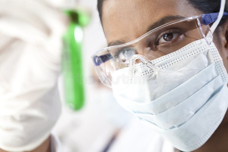 Ecológico de una mujer asiático médico o científico investigador o mira tubo de verde en laboratorio.