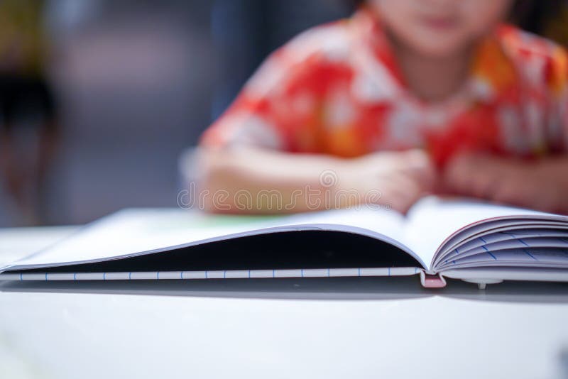 Asian girl kid concentrated read a book, close up at the book royalty free stock photos Asian girl kid concentrated read a book, close up at the book royalty free stock photos