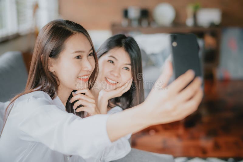 https://thumbs.dreamstime.com/b/asian-girlfriends-taking-selfies-together-shot-indoor-180688172.jpg