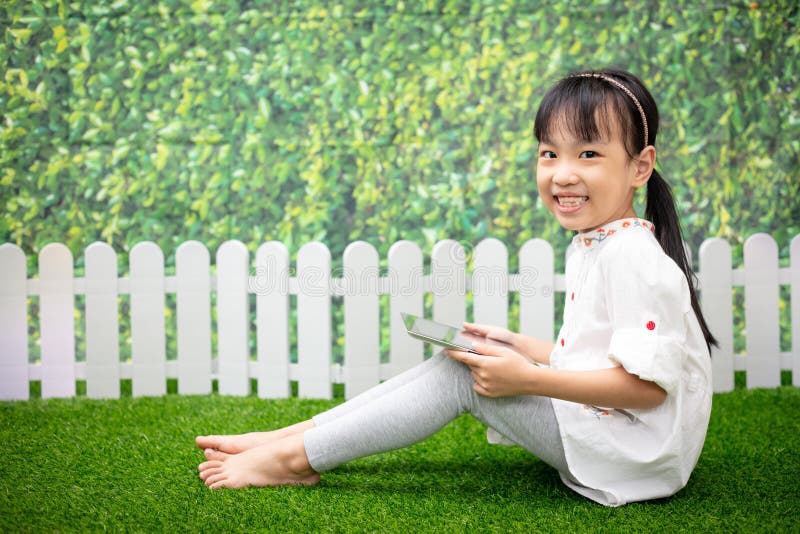 Little asia. Девочка в траве китаянка. Китайская маленькая девочка сидит на улице. Китайцы девушки сидят на траве. Маленькая китайская девочка обои.