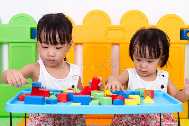 Asiático pequeno chino las chicas de madera bloques sobre el o jardín de infancia.