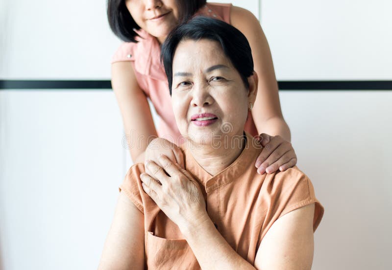 Фото пожилых азиатских женщин. Родители азиаты зрелые. Грустная пожилая азиатка. Зрелая азиатка с мальчиком. Азиатская мама зрелые