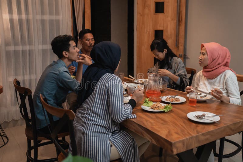 Голод в рамадан. Мусульмане семья ужин дома. Азиатские мусульмане ужинать вместе ифтар.