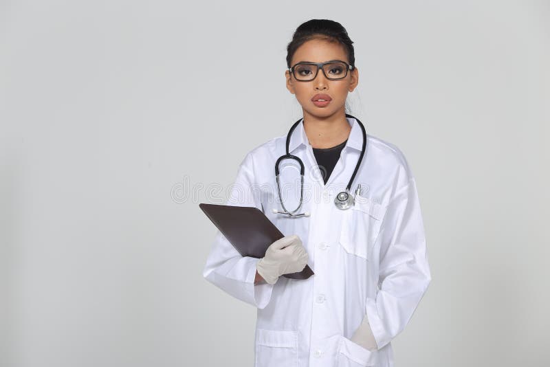 Врач без очков. Врач в очках фото. Доктор стекло. Фото доктора в очках в форме. Мышь врач в очках темные.