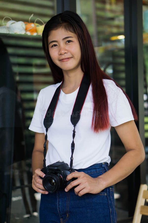 Asian Teen Is An Amateur Photographer Practicing Phot