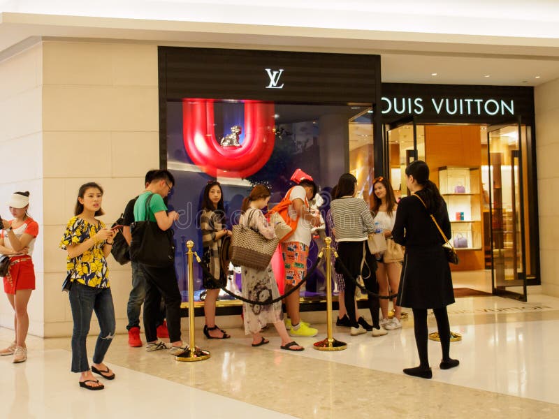 Bangkok, Thailand. 18th Aug, 2015. A security guard at the Louis Vuitton  store in Gaysorn, an exclusive mall across the street from Erawan Shrine.  The windows to the store was broken in